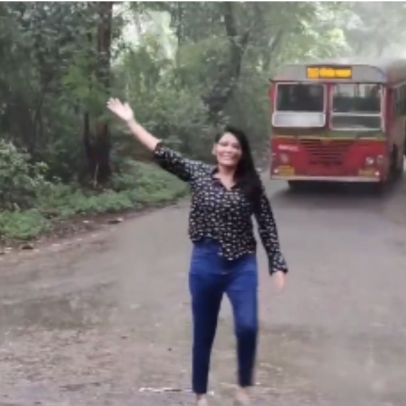 Bus stops behind Mumbai woman filming reel in heavy rain, but she keeps dancing