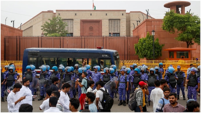 A simple guide to what happens when a Parliament protest reaches the gates, from security lockdown and police action outside to parliamentary proceedings and political discussions inside. (Photo: PTI) Security personnel stand guard outside Parliament House during CJP Chalo Sansad March