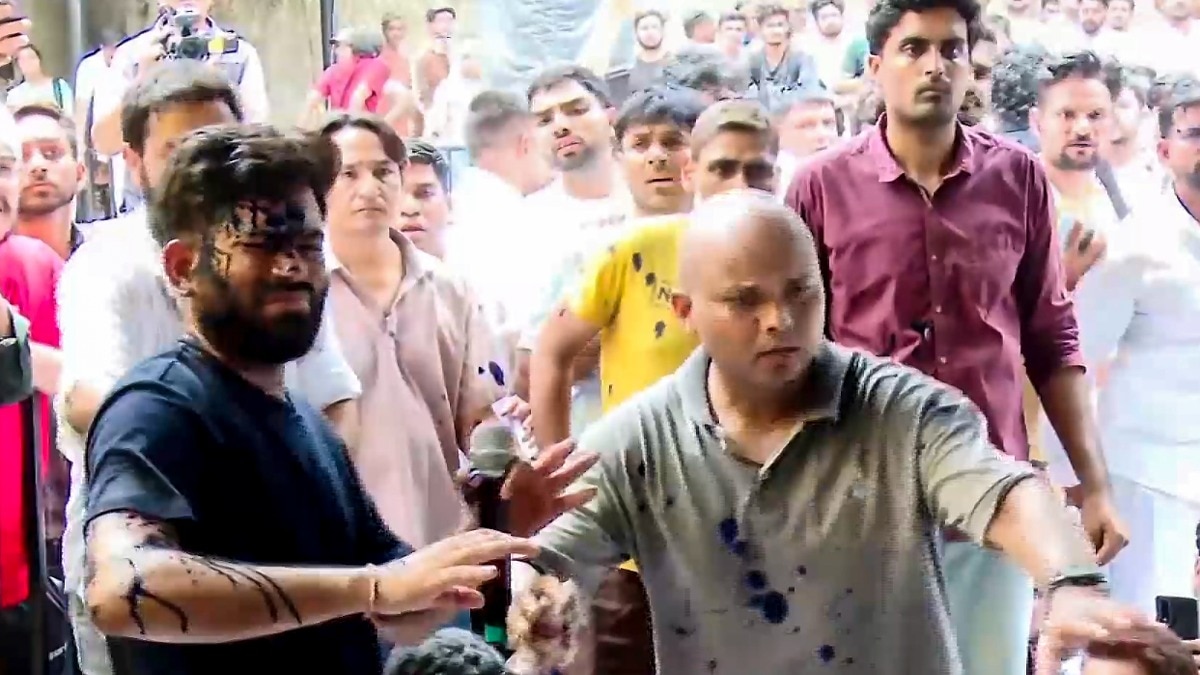 Abhijeet Dipke ink attack: CJP founder says 'Blue is my colour' at Jantar Mantar protest - India Today