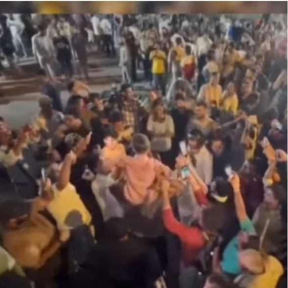 Crowd chants mother's name to reunite lost boy at CJP protest in Delhi