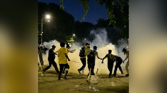 CJP protesters throw stones, bottles at Delhi Police team; several cops injured