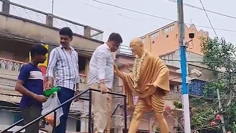Black cloth tied over Mahatma Gandhi statue in Bengal, Congress cries conspiracy