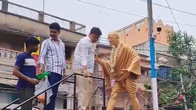 Congress workers later felicitated the statue with garlands