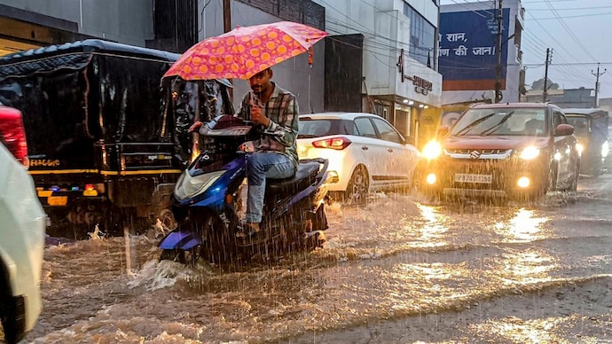 Commuters wade through a waterlogged road during heavy monsoon rain. (Photo: PTI) Deep Depression is moving: These states are next in line for heavy monsoon rain