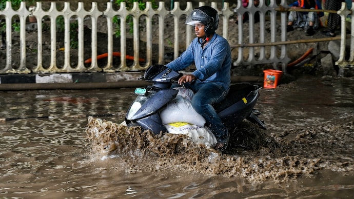Delhi battered by rain as Mayur Vihar records over 10 cm of monsoon showers