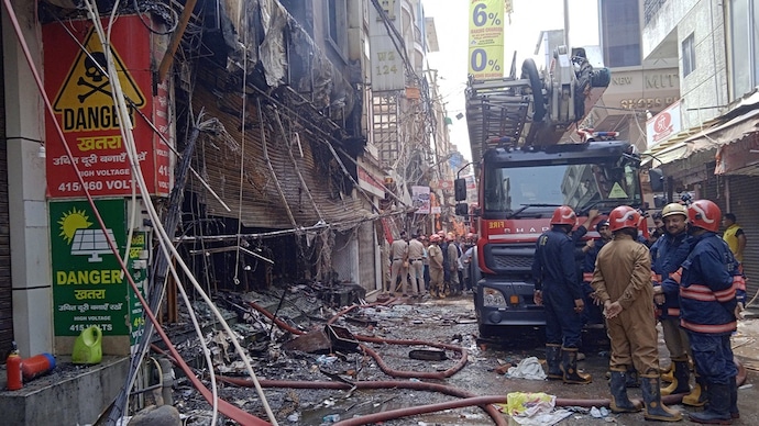 amily killed in fire Delhi