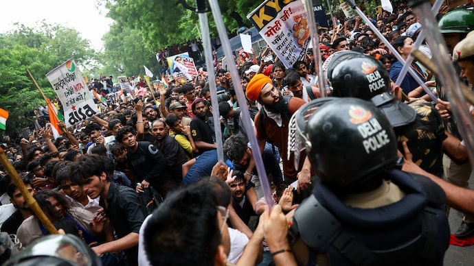 delhi police can cops hide name tags name plates civilian clothes riots demonstrations students thrashed lathi charge rapid action force raf scuffle neet paper leak cjp cockroach janta party parliament march
