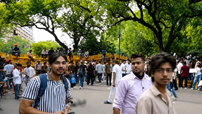 Despite the sparse police deployment within the protest venue, the area remained heavily barricaded from both ends, creating narrow entry and exit points that resulted in bottlenecks as thousands of protesters moved through the site.