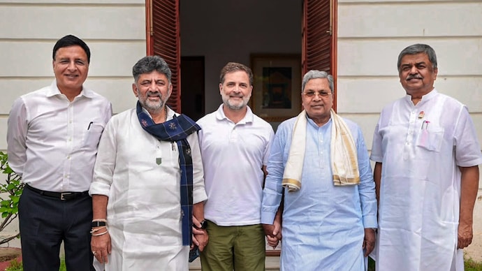DK Shivakumar and Mallikarjun Kharge with Congress MP and Lok Sabha Leader of the Opposition Rahul Gandhi, party MP Randeep Singh Surjewala, Karnataka Congress president and MLC B.K. Hariprasad, during a recent meeting in New Delhi.
