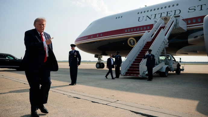 U.S. President Donald Trump points towards the new Air Force One, a plane gifted by the Qatari government, before boarding, at Joint Base Andrews, Maryland. (Photo: Reuters)