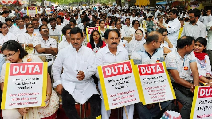 DU faculty get memo for late attendance; DUTA stages dharna, demands withdrawal (Image source: PTI)