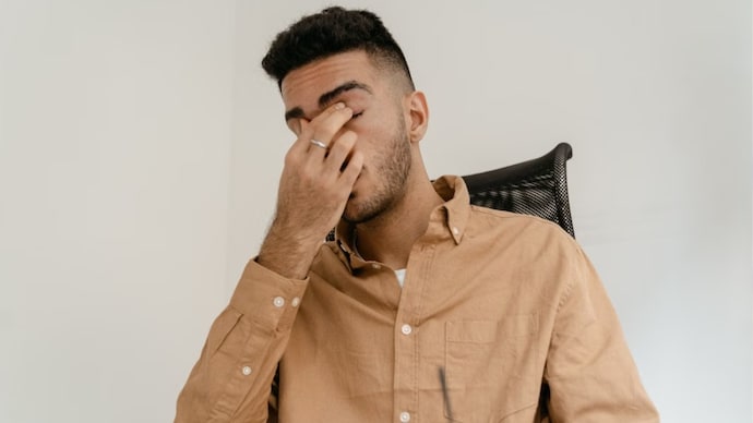 A casual lift conversation between an engineer and his skip manager turned into an unsettling discussion about artificial intelligence. Employee emails HR about sick leave, their response leaves Reddit shaking their heads