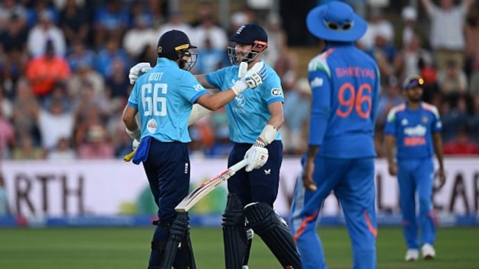 England's Joe Root celebrates with his teammate Gus Atkinson after beating India in the second ODI. (Getty)