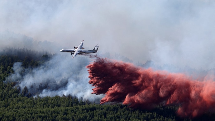 A French Civil Security's firefighting aircraft drops flame retardant to battle a wildfire in Pouzols-Minervois near Narbonne, France. (Photo: Reuters)