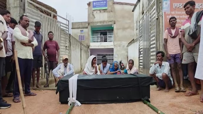 Family blames bank's KYC delay after man dies without treatment, protests with body.