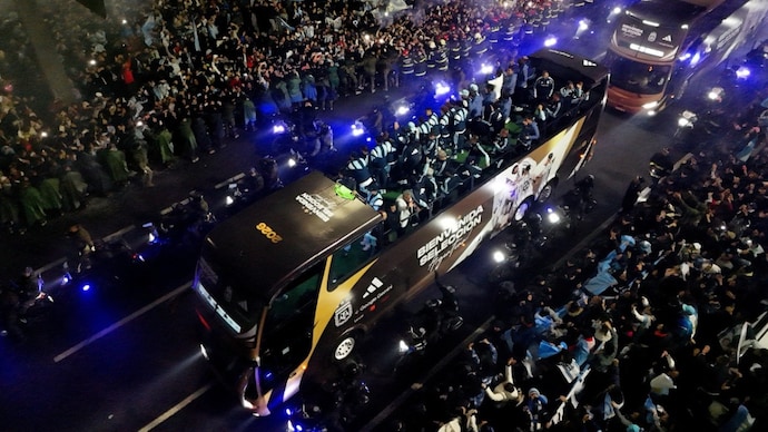 Fans welcome Argentina team home in Buenos Aires