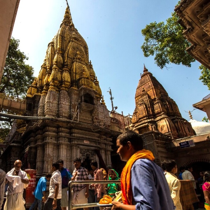 Why are more temples choosing robotic elephants over captive elephants in Kerala?