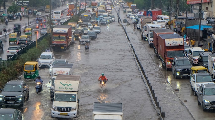 बारिश ने रोक दी महानगरों की रफ्तार