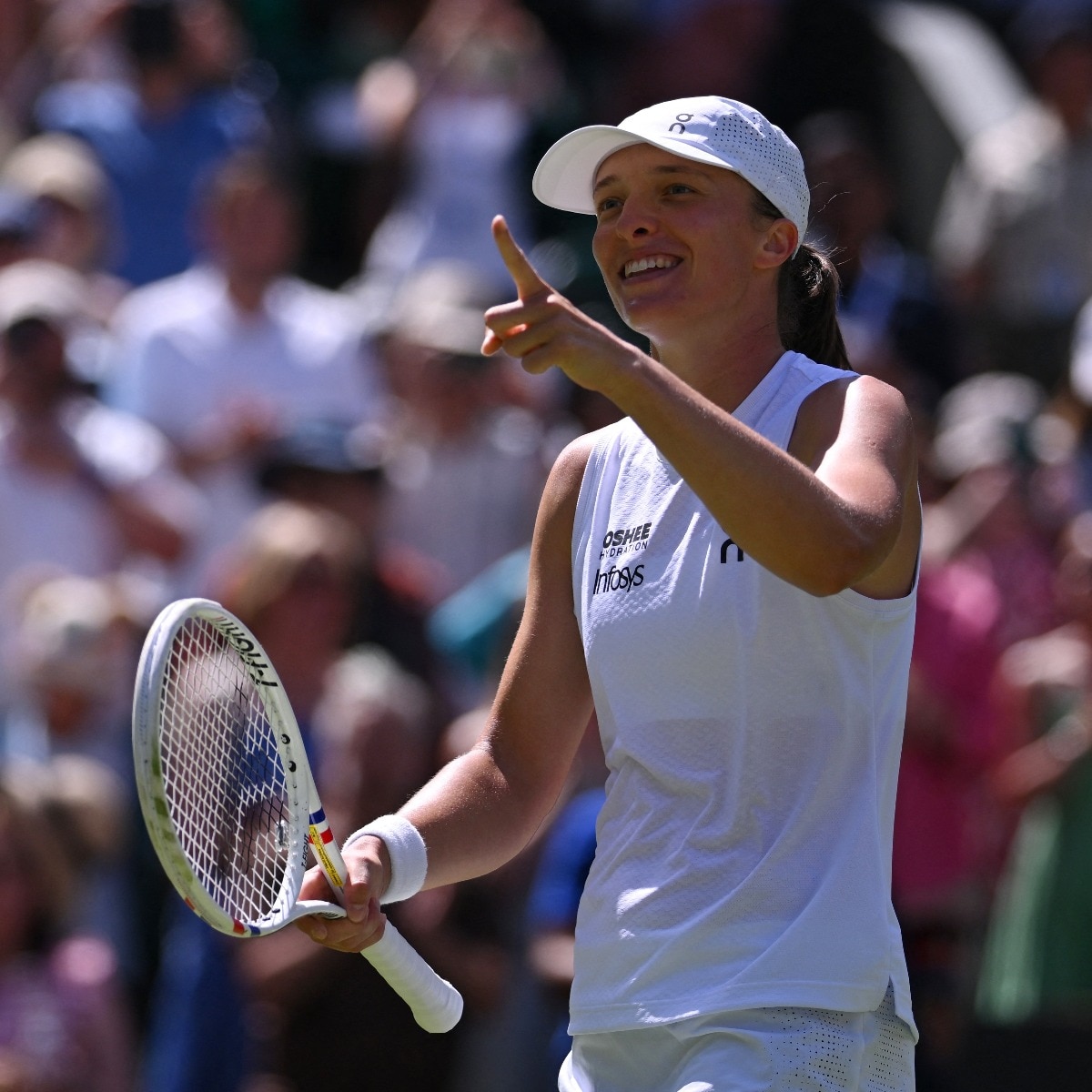 Iga Swiatek cruises through to Round 3, Fritz, De Minaur maintain perfect starts