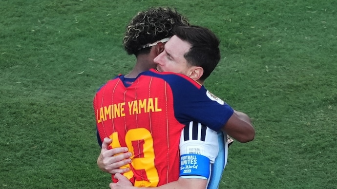Lionel Messi and Lamine Yamal