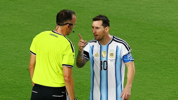 Lionel Messi with referee Joao Pinheiro