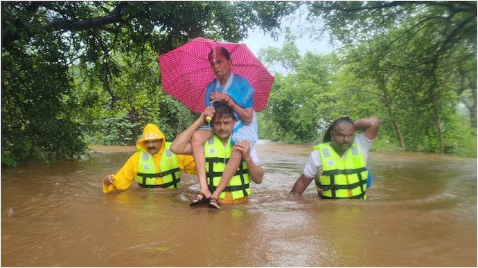Maharashtra cop carries 72-year-old woman on his shoulders during flood rescue