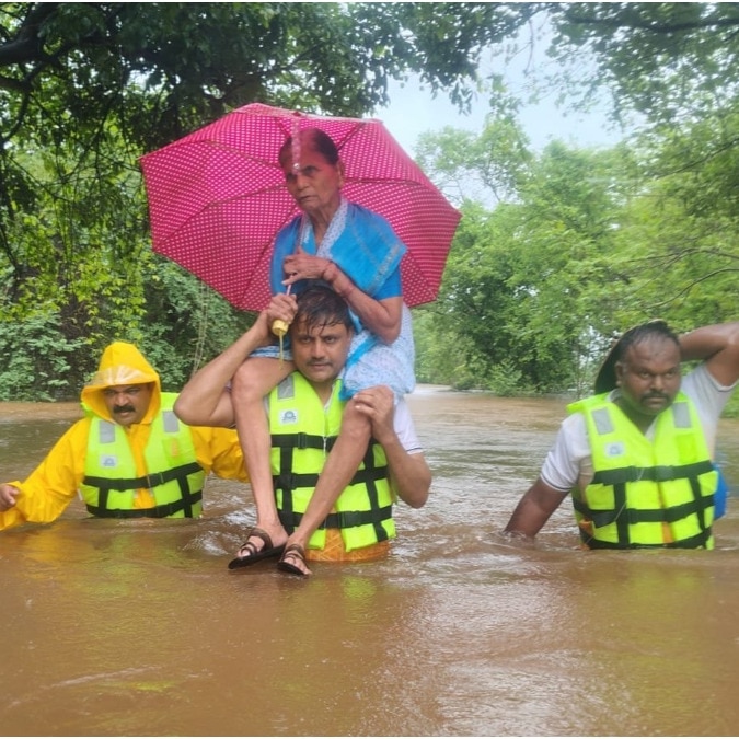 Maharashtra cop carries 72-year-old woman on his shoulders during flood rescue