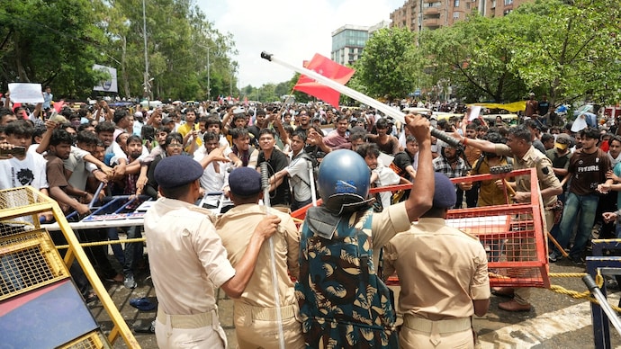 Members of the police stop protestors from crossing barricades during a students’protest. (Photo: Reuters)