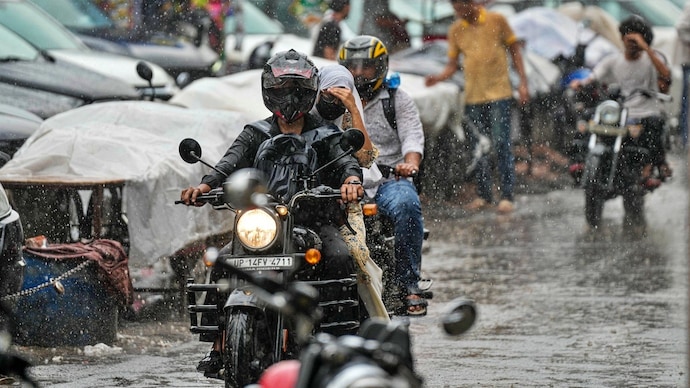 Motorists make their way through a rain-soaked road amid showers on Okhla-Sarita Vihar Road, in New Delhi. (Photo: PTI) Monsoon rain UP Bihar Delhi