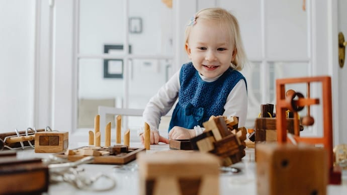 Montessori toys are most effective when balanced with free play and social interaction | Photo: Pexels/Karola G
