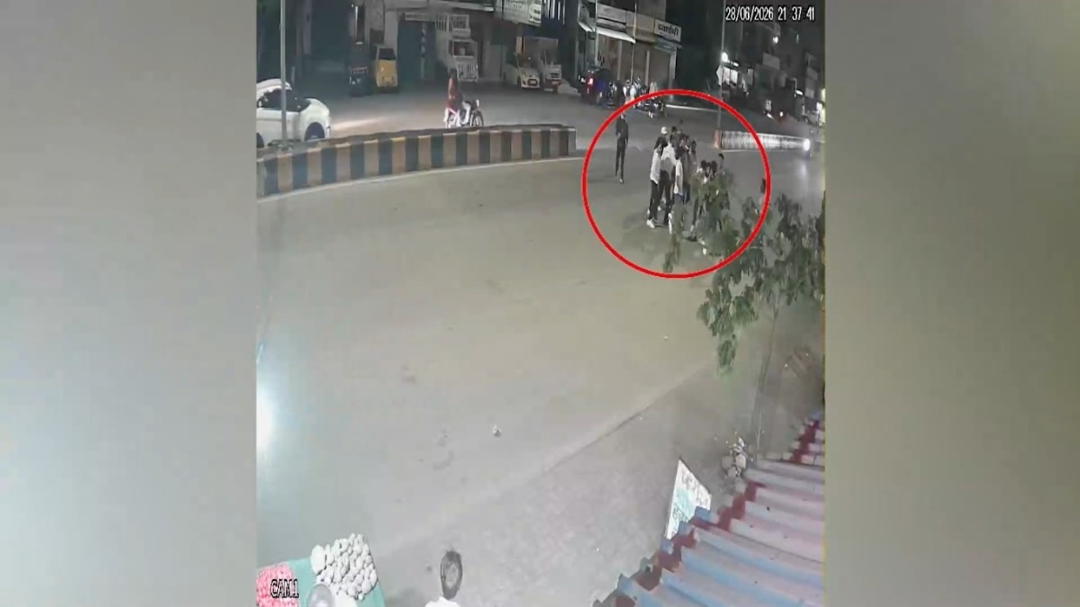 Caught on camera: Men attack cop, vandalise his car in Nagpur road rage