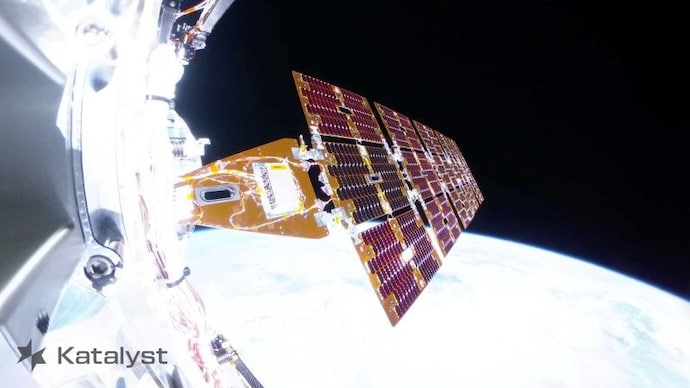 Nasa's spacecraft on its way to save falling space telescope. See first images