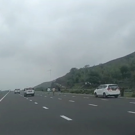 Video: Villagers step before Nitin Gadkari's convoy, trigger security scare