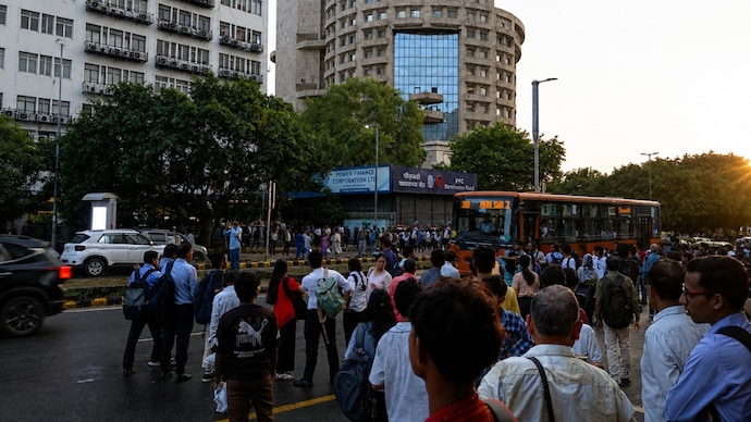 No metro, buses full: A nightmare for Delhi commuters amid NEET protesters standoff.