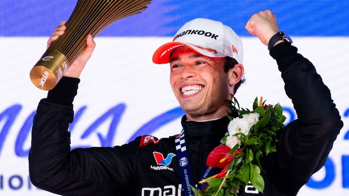 Nyck de Vries celebrates a dramatic victory for Mahindra Racing at the rain-hit Tokyo E-Prix.