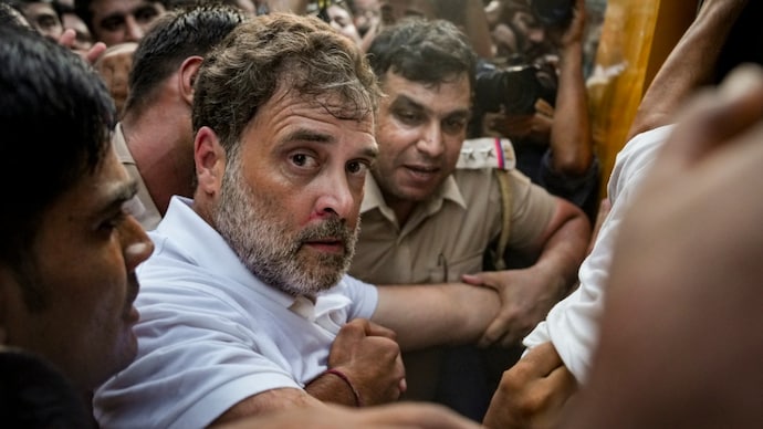 Rahul Gandhi protest: AAP-Congress row erupts near PM Narendra Modi residence in Delhi amid Cockroach Janta Party protests - India Today