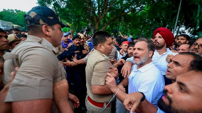 Opposition parties clash over Rahul Gandhi protest near PM's residence