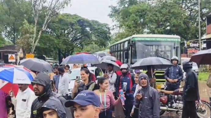 Over 300 students in Nashik miss exams as rain, land subsidence trigger gridlock Over 300 students in Nashik miss exams as rain, land subsidence trigger gridlock