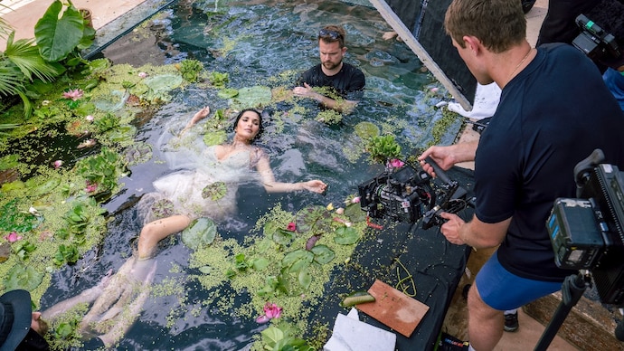 A BTS photo of Padma Lakshmi posing for Pireli Calendar. From the backstage of the Pirelli Calendar 2027 by Sølve Sundsbø and Raghu Rai with Avani Rai, picture by Alessandro Scotti. Padma Lakshmi in Pirelli Calendar's BTS (From the backstage of the Pirelli Calendar 2027 by Sølve Sundsbø and Raghu Rai with Avani Rai, picture by Alessandro Scotti".)