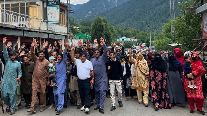 PoK में कानून-व्यवस्था से आगे बढ़ा मानवीय संकट (Photo: Reuters)