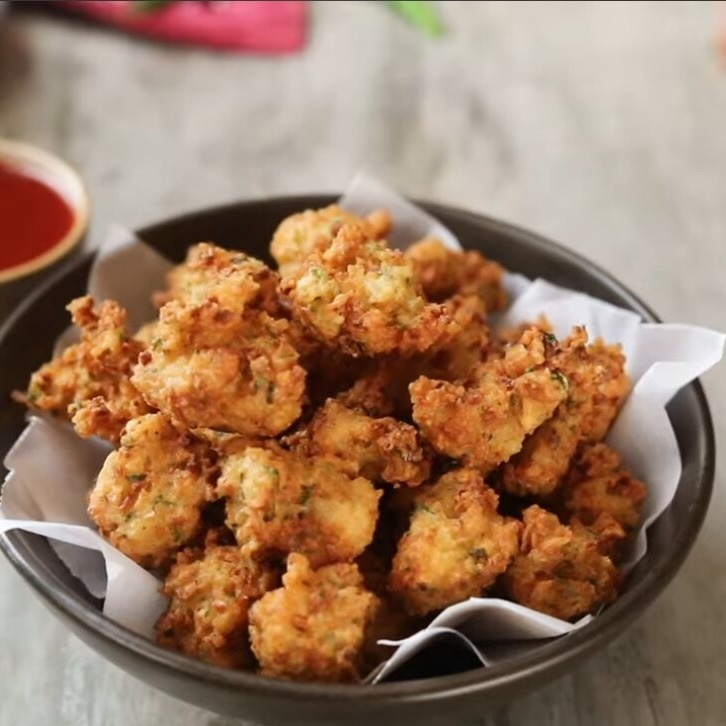 Craving pakoras this monsoon? Here's what nutritionist want you to know