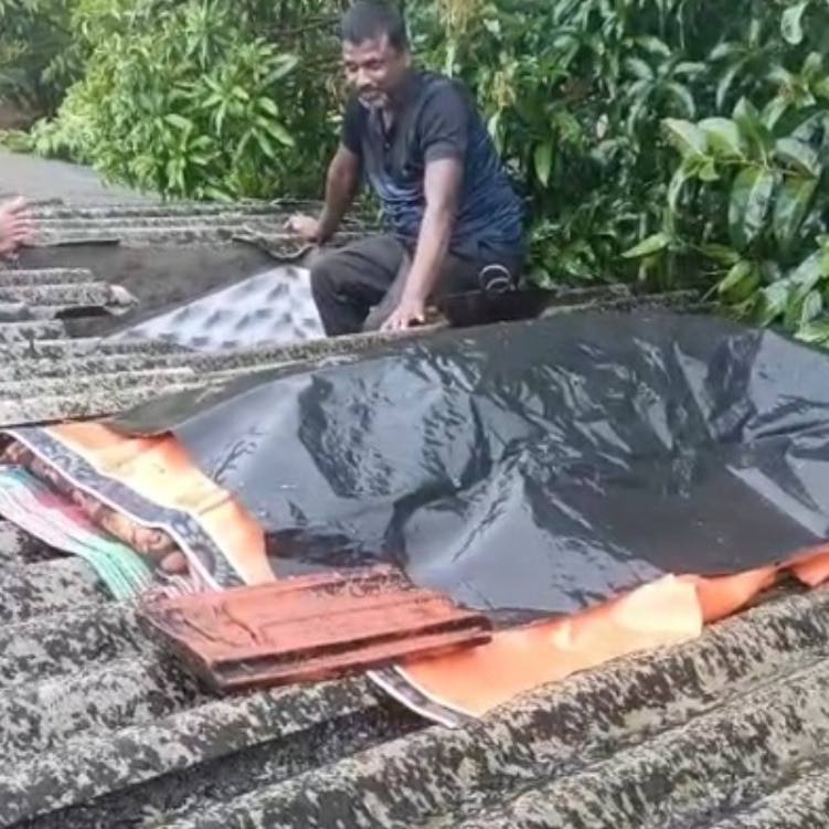 Video: Maharashtra family forced to wait on rooftop with loved one's body amid flood