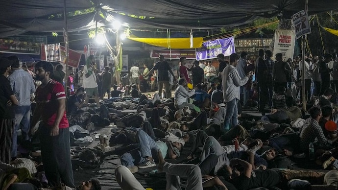 Police sources said they were determined to stop any procession towards the high-security zone. Police sources said they were determined to stop any procession towards the high-security zone.