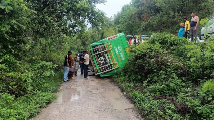 Private bus overturns on Bilaspur-Mandi route.
