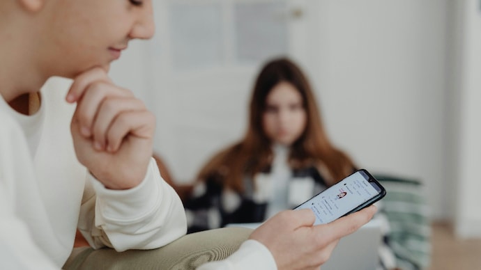 Psychology says rereading old WhatsApp messages isn't just nostalgia