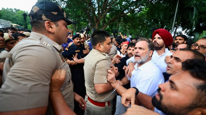 The sources also warned against demonstrations directed at the residences of political leaders.