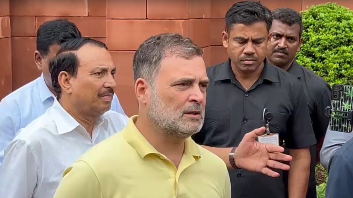 राहुल गांधी ने प्रहलाद जोशी पर 'सबसे गंदा' आरोप, कहा उन्होंने बलात्कारियों की रक्षा की