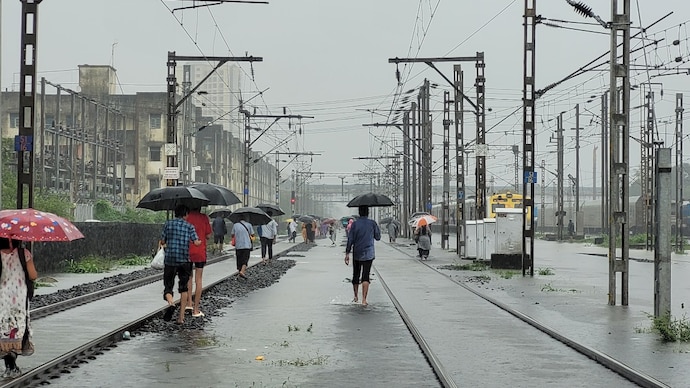 Rail disruption forces commuters to trek home.