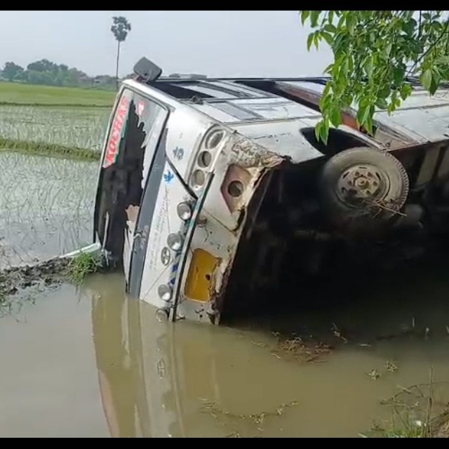 29 students injured as school bus overturns into water-filled ditch in Bihar