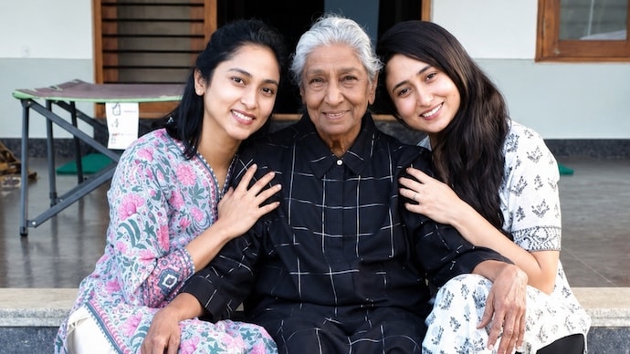 S Janaki with her granddaughters.